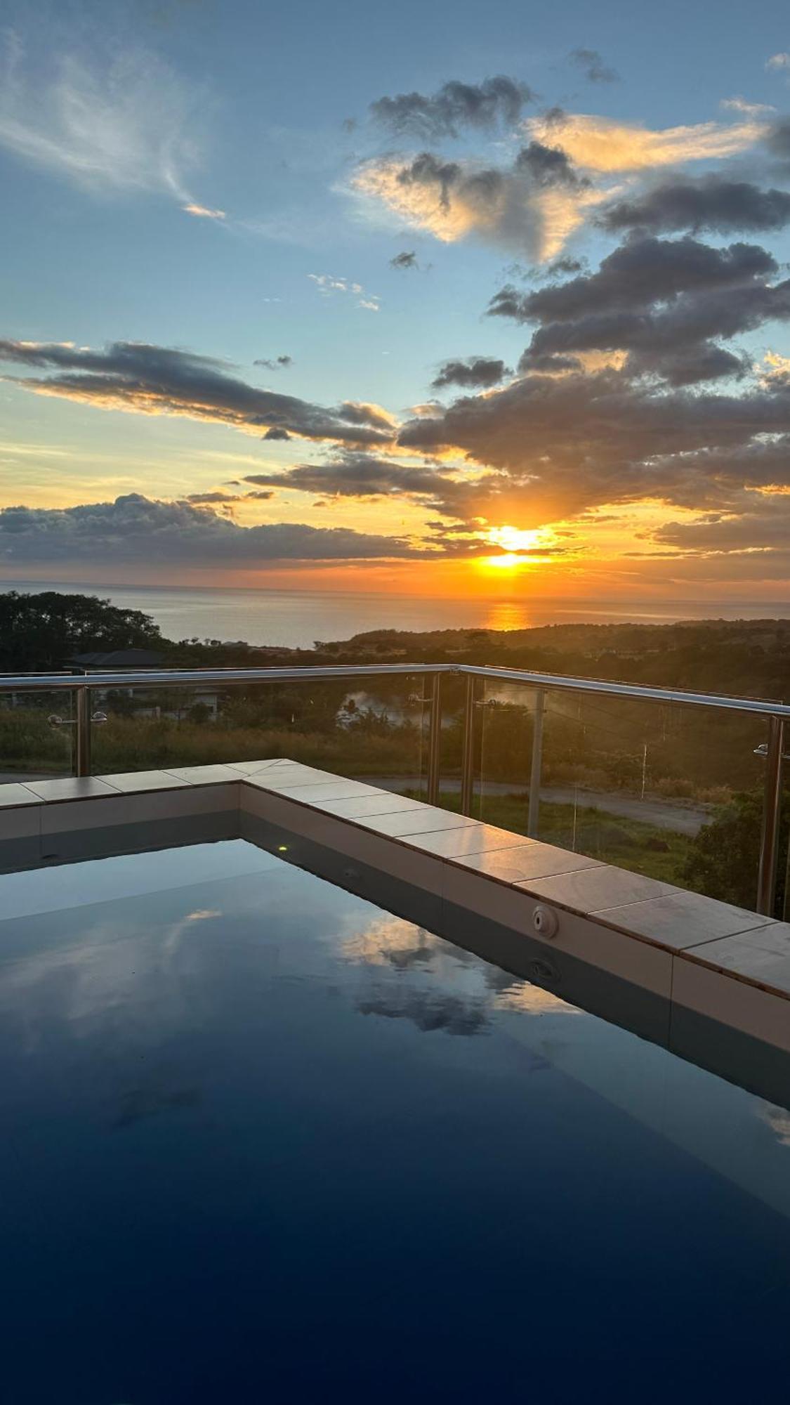 Casa Amores: Camaya Coast Mariveles Exterior photo